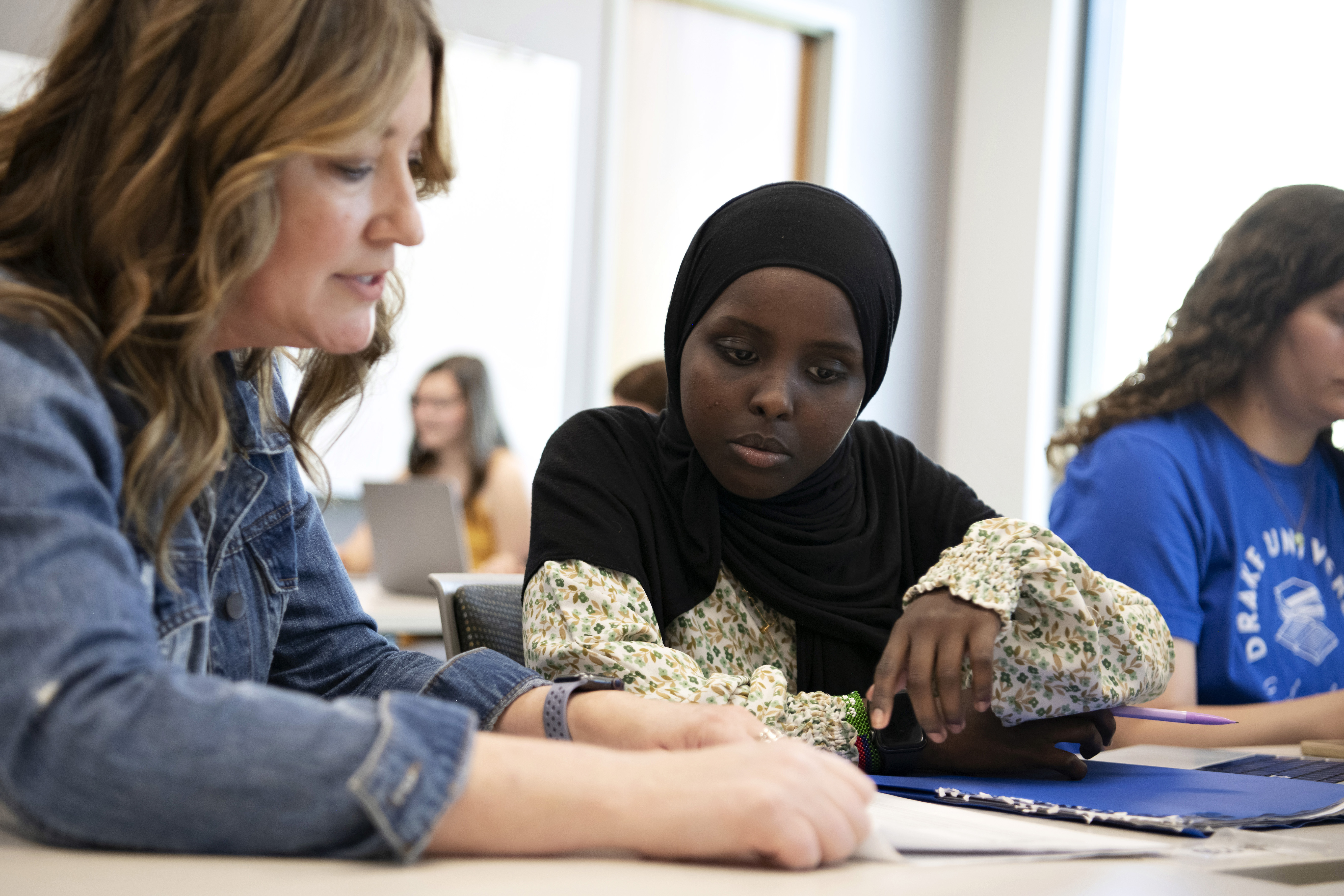 A Drake student meets with a tutor to discuss a concept from one of their classes