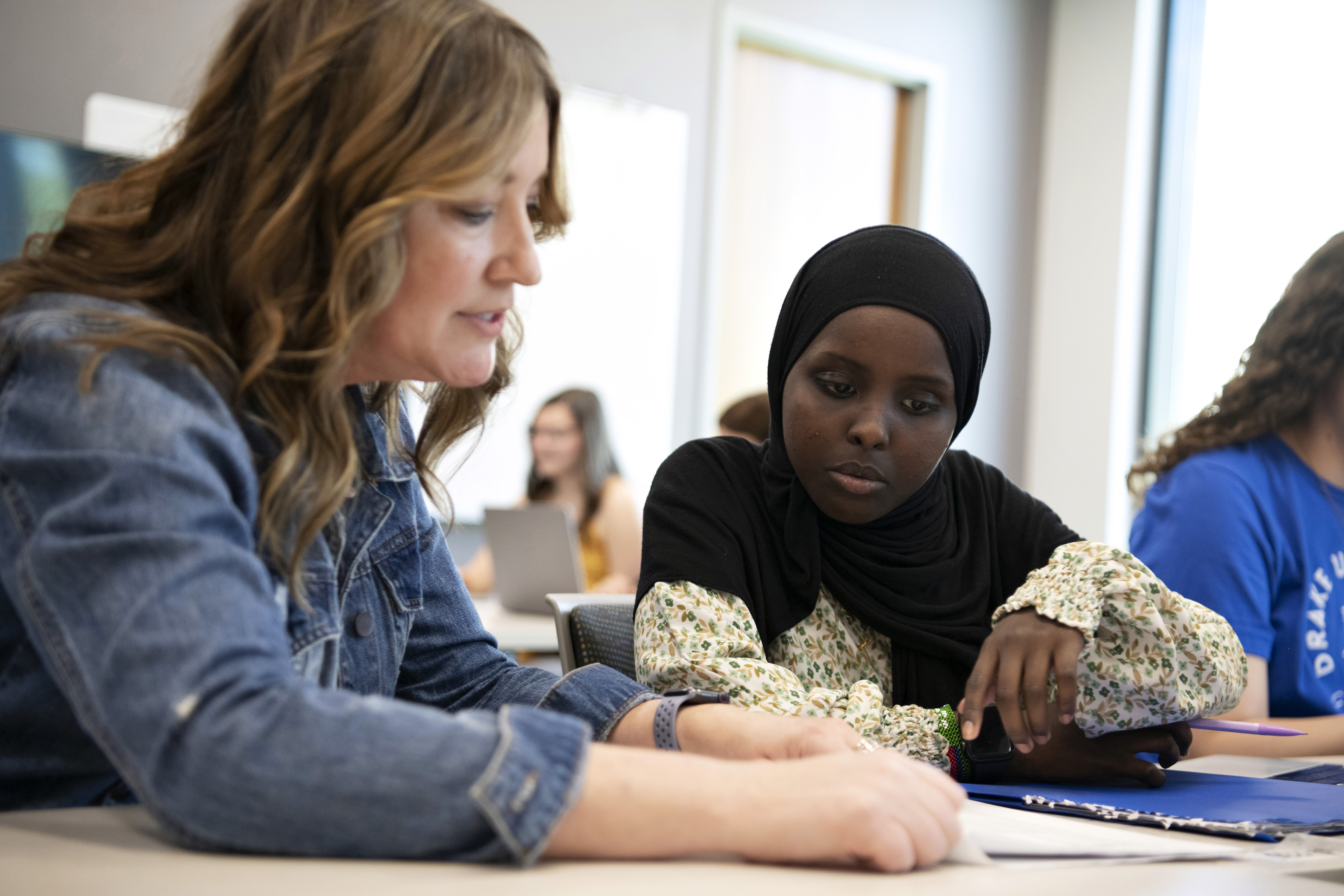 A faculty member helps a Drake transfer student plan their courses for the upcoming semester