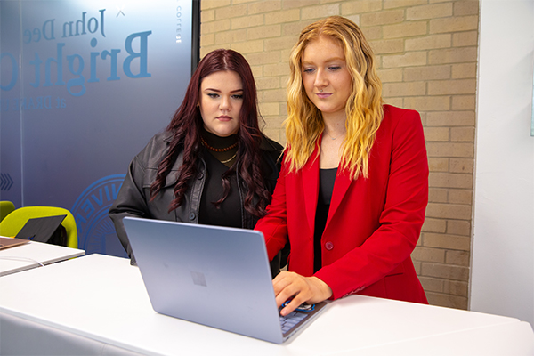 A student from Drake's A.A. in Business, Organization, and Professional Studies program meets with their career counselor