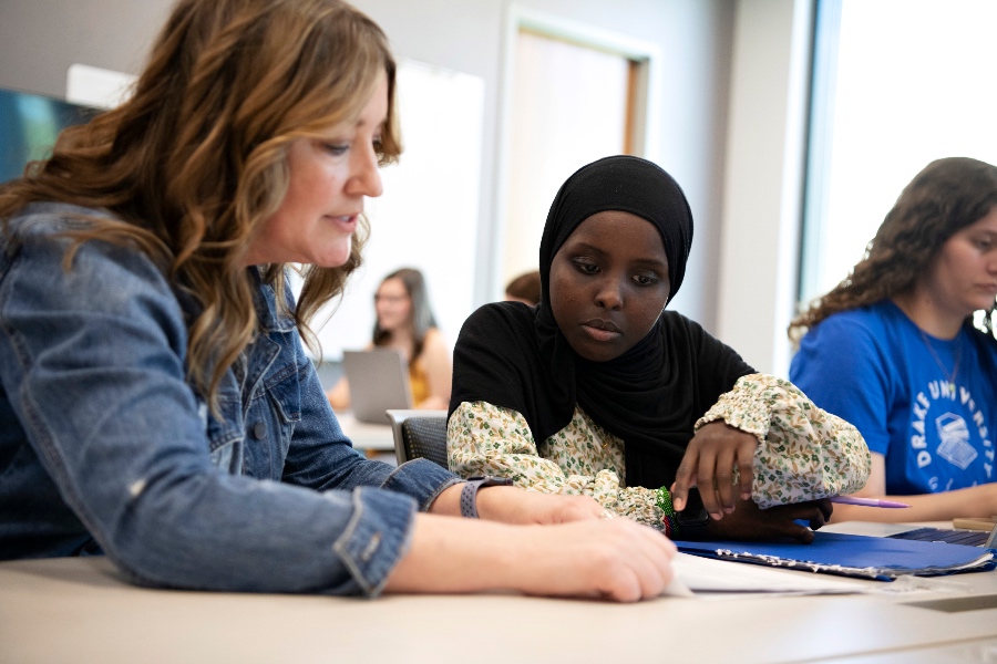 Professor Jen Thoma working with a table of students
